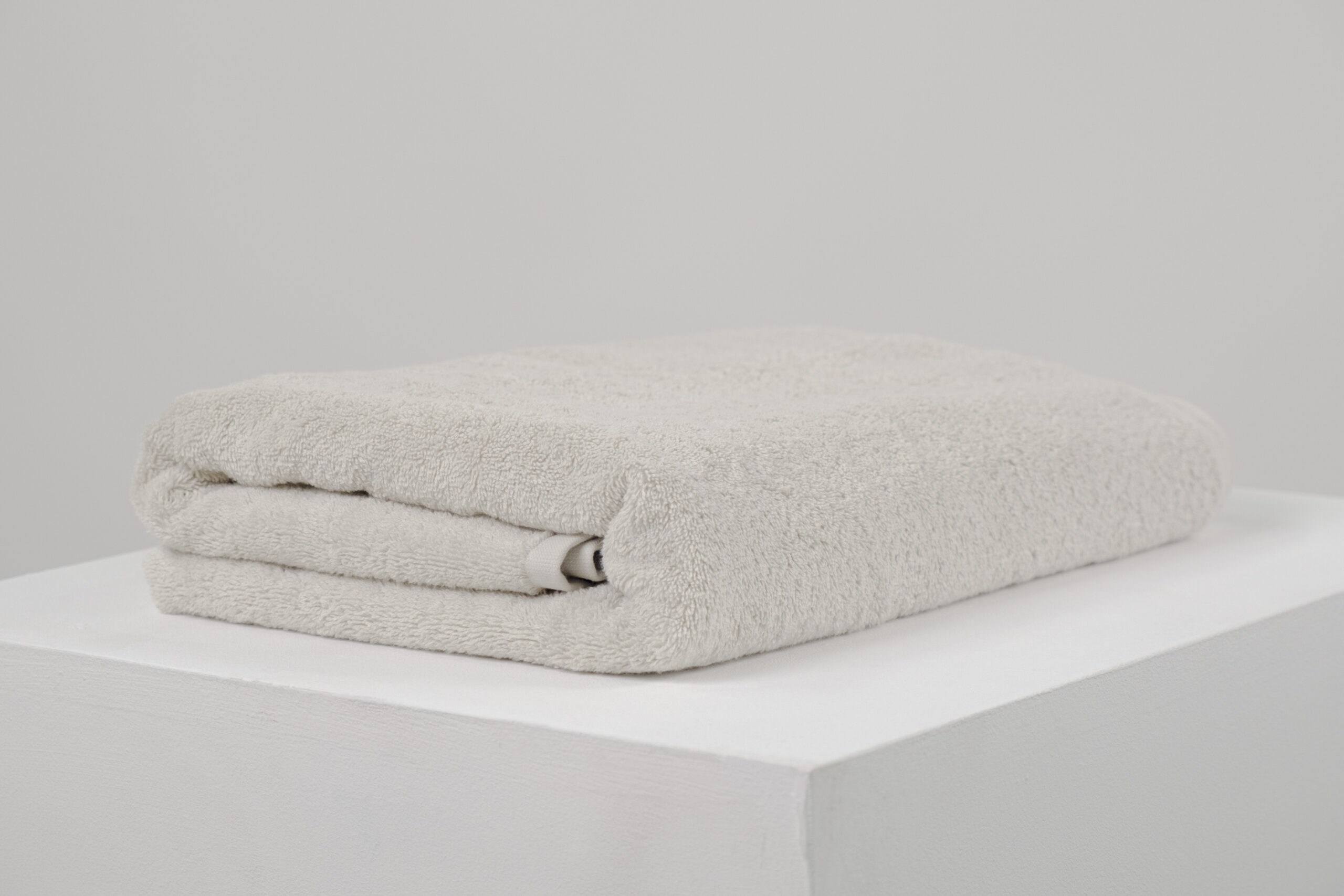 JIYA Plush Badetuch 76x152cm Alabaster Grau 700gsm