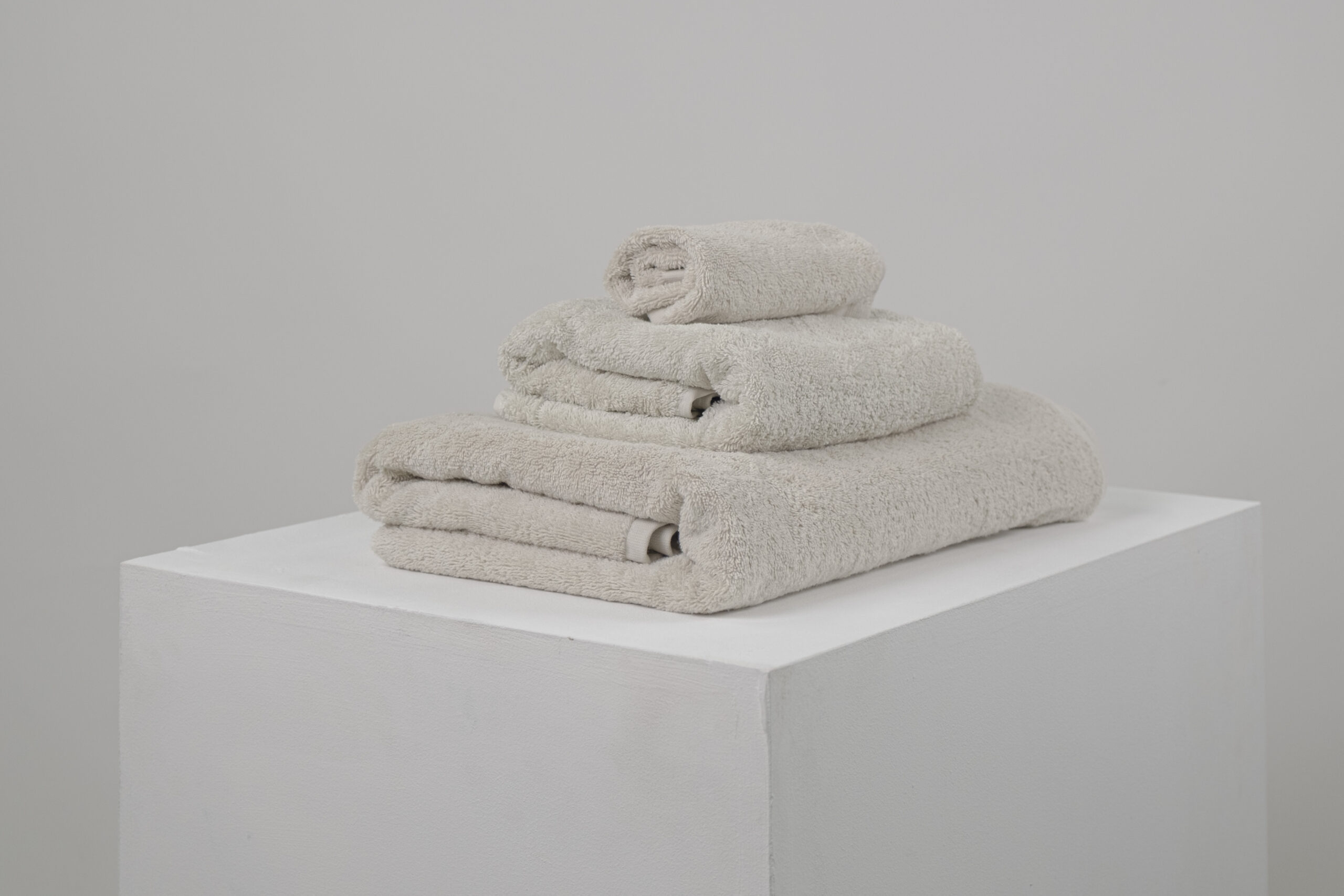 JIYA Plush Badetuch 76x152cm Alabaster Grau 700gsm – Bild 4