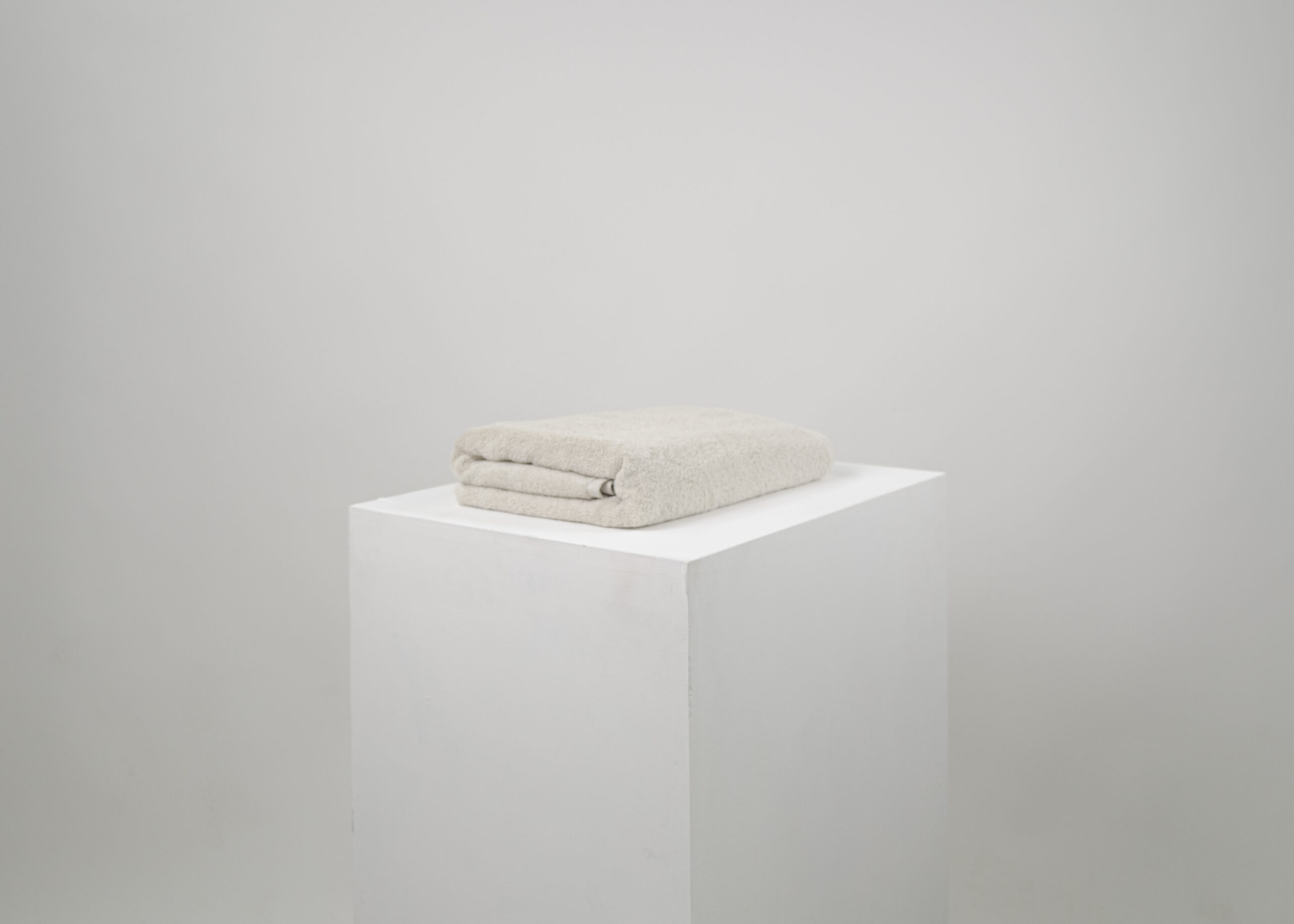 JIYA Plush Badetuch 76x152cm Alabaster Grau 700gsm – Bild 3