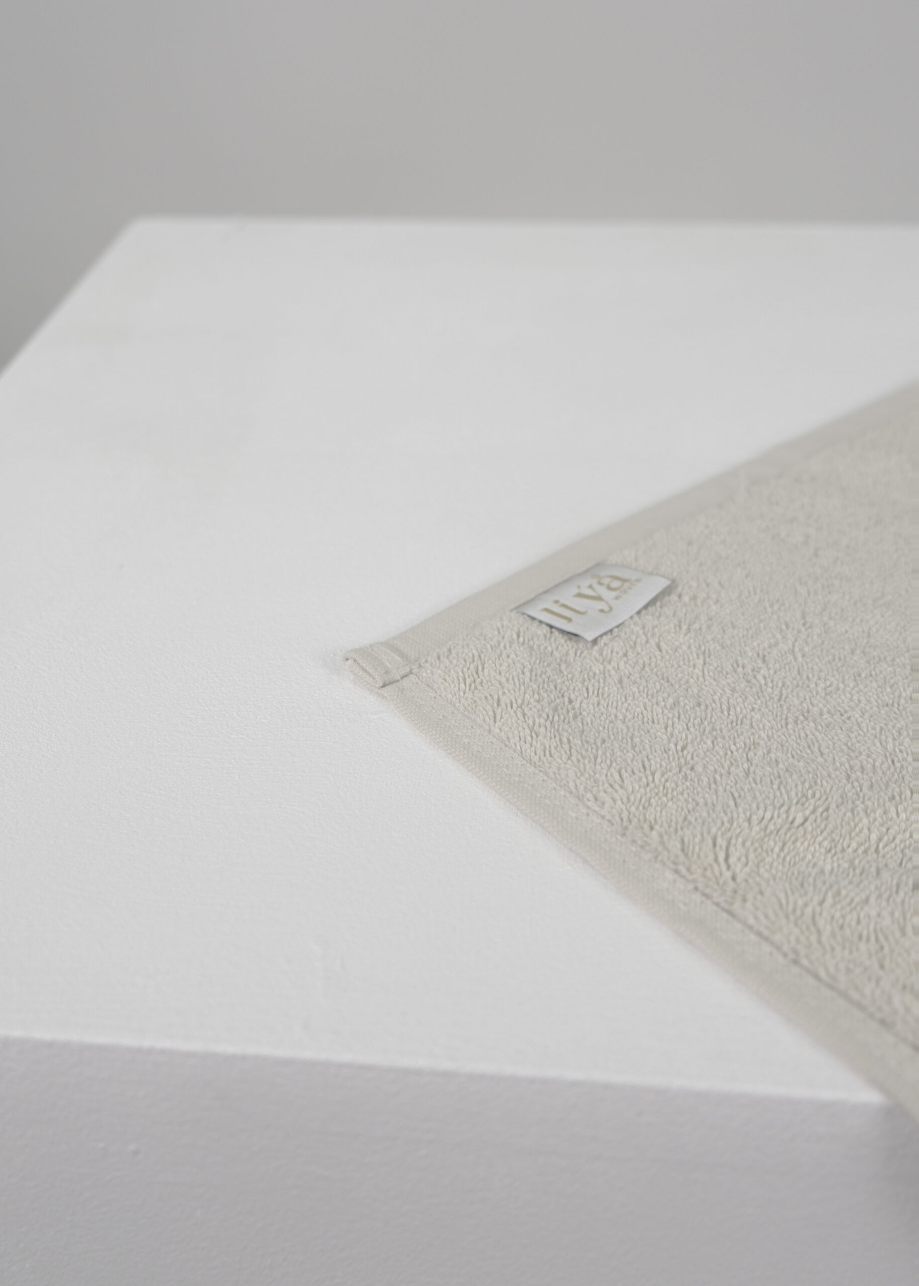 JIYA Plush Badetuch 76x152cm Alabaster Grau 700gsm – Bild 2